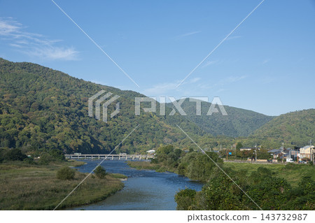 從大井川眺望渡月橋和嵐山山脈(3) 從大井川眺望渡月橋和嵐山山脈(3) 143732987