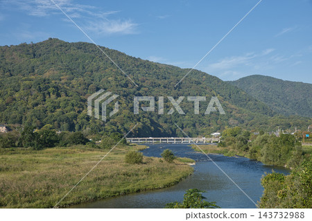 從大井川眺望渡月橋和嵐山山脈(4) 從大井川眺望渡月橋和嵐山山脈(4) 143732988