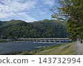 從大井川眺望渡月橋和嵐山山脈（10） 143732994