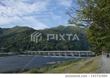 從大井川眺望渡月橋和嵐山山脈(10) 從大井川眺望渡月橋和嵐山山脈(10) 143732994