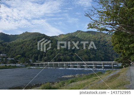 從大井川眺望渡月橋和嵐山山脈（11） 143732995