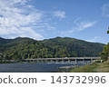 從大井川眺望渡月橋和嵐山山脈（12） 143732996