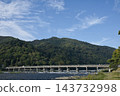 從大井川眺望渡月橋和嵐山山脈（14） 143732998