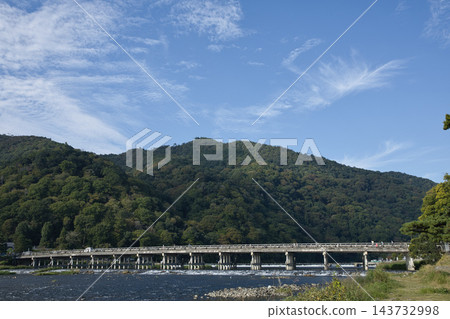 從大井川眺望渡月橋和嵐山山脈（14） 143732998
