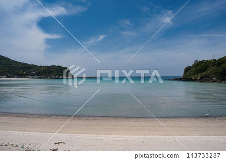 長崎縣平戶市根志灘的白色沙灘景色，藍天碧海，盡收眼底。 143733287