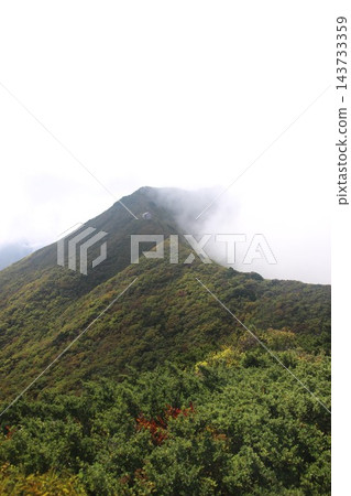 鳥取縣的大山是日本百名山之一,從烏托邦山屋和 P1636 可以欣賞到天狗峰、彌山和劍峰的壯麗景色。 鳥取縣的大山是日本百名山之一,從烏托邦山屋和 P1636 可以欣賞到天狗峰、彌山和劍峰的壯麗景色。 143733359