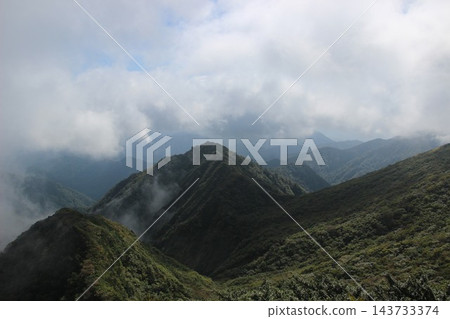 鳥取縣的大山是日本百名山之一，從烏托邦山屋和 P1636 可以欣賞到天狗峰、彌山和劍峰的壯麗景色。 143733374