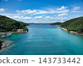 長崎縣對馬市的赤島擁有美麗的海灣和迷人的海岸風光，湛藍的天空和碧綠的海水。 143733442