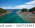 赤島及其位於長崎縣對馬市的美麗海岸線景色迷人，擁有湛藍的天空和碧綠的海水。 143733443