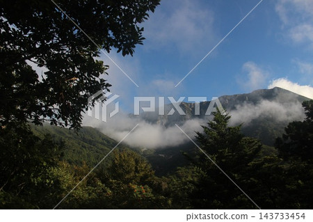 鳥取縣的大山是日本百名山之一,從這裡可以欣賞到彌山、最高峰劍峰、天王峰以及大山北坡的壯麗景色。 鳥取縣的大山是日本百名山之一,從這裡可以欣賞到彌山、最高峰劍峰、天王峰以及大山北坡的壯麗景色。 143733454
