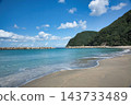 長崎縣對馬市的小茂田海灘擁有美麗的海岸風光，白色的海浪拍打著沙灘，藍天碧海。 143733489