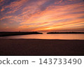 從長崎縣對馬市小茂田海灘眺望緋紅的夕陽和沙灘，海邊沐浴在魔幻時刻的光芒中，呈現出一幅迷人的黃昏景象。 143733490