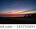 黃昏後，從長崎縣對馬市小茂田海灘欣賞到美麗的日落。夕陽西下，海面波光粼粼，遠處漁燈閃爍，構成一幅絕美的畫面。 143733493