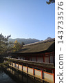 位於廣島縣宮島市的世界遺產嚴島神社（幸神社和鏡之池）景色優美，秋季賞楓時節遊客絡繹不絕。 143733576