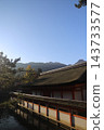 位於廣島縣宮島市的世界遺產嚴島神社（幸神社和鏡之池）景色優美，秋季賞楓時節遊客絡繹不絕。 143733577
