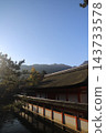 位於廣島縣宮島市的世界遺產嚴島神社（幸神社和鏡之池）景色優美，秋季賞楓時節遊客絡繹不絕。 143733578