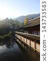 位於廣島縣宮島市的世界遺產嚴島神社（幸神社和鏡之池）景色優美，秋季賞楓時節遊客絡繹不絕。 143733583