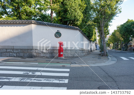 An intersection on Kitanozaka, a sloping road that leads to the area around Kobe's foreign settlement. 143733792