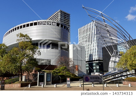 從大阪府大阪市北區築前橋北十字路口眺望大阪科學博物館、大阪國立國際美術館和大阪中之島美術館。 從大阪府大阪市北區築前橋北十字路口眺望大阪科學博物館、大阪國立國際美術館和大阪中之島美術館。 143734313