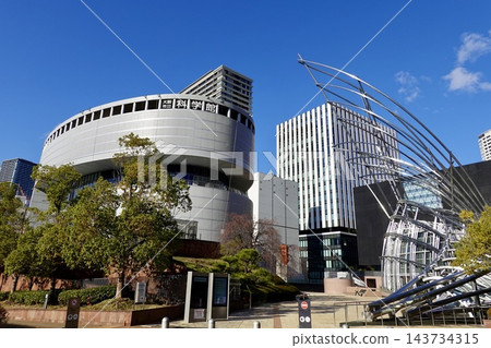 從大阪府大阪市北區築前橋北十字路口眺望大阪科學博物館、大阪國立國際美術館和大阪中之島美術館。 從大阪府大阪市北區築前橋北十字路口眺望大阪科學博物館、大阪國立國際美術館和大阪中之島美術館。 143734315