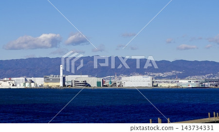 A view of buildings in Higashikaigan, Amagasaki City, from near the mouth of the Yodo River on the Hanshin Expressway Route 5 Wangan Line (towards Kobe), Higashikaigan-cho, Amagasaki City, Hyogo Prefecture. 143734331