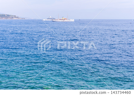 摩納哥附近海域,豪華遊艇停泊於此。 摩納哥附近海域,豪華遊艇停泊於此。 143734460
