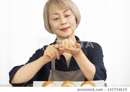 老婦人們樂於製作自製麵包 143734619