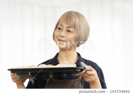 老婦人們樂於製作自製麵包 老婦人們樂於製作自製麵包 143734642