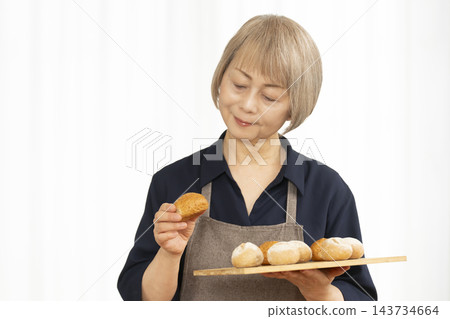 老婦人們樂於製作自製麵包 老婦人們樂於製作自製麵包 143734664