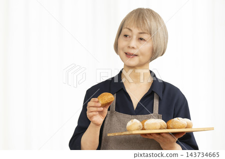 老婦人們樂於製作自製麵包 老婦人們樂於製作自製麵包 143734665