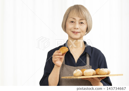 老婦人們樂於製作自製麵包 老婦人們樂於製作自製麵包 143734667