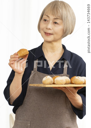 老婦人們樂於製作自製麵包 老婦人們樂於製作自製麵包 143734669