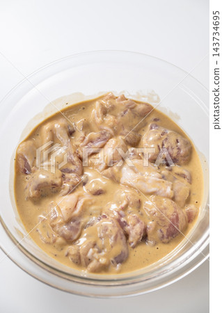 將雞肉裹上炸雞麵糊醃製。 將雞肉裹上炸雞麵糊醃製。 143734695