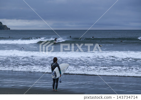 人們在湘南久沼海灘享受衝浪的樂趣 人們在湘南久沼海灘享受衝浪的樂趣 143734714