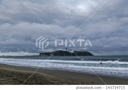 湘南久沼海灘：陰天和江之島 143734715