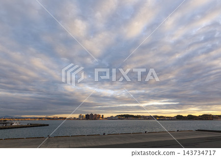 從江之島湘南港看到的日出天空 從江之島湘南港看到的日出天空 143734717