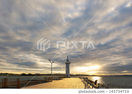 江之島湘南港燈塔與日出的天空 江之島湘南港燈塔與日出的天空 143734719