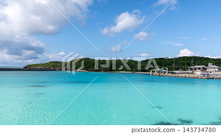 沖繩縣野府島,野府漁港的蔚藍大海 沖繩縣野府島,野府漁港的蔚藍大海 143734780