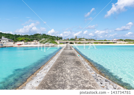 從沖繩縣野府島的防波堤上看到的景色 143734781