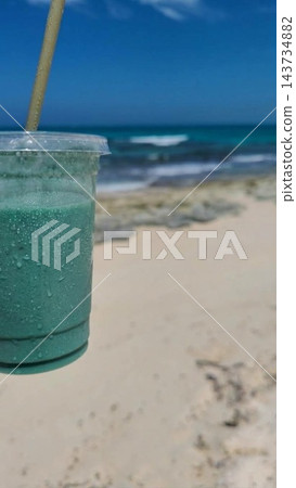 在海灘上享用熱帶冰沙,感受夏日海洋的魅力。 在海灘上享用熱帶冰沙,感受夏日海洋的魅力。 143734882