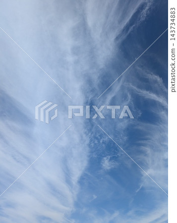 湛藍的天空,美麗的白雲隨風飄蕩。 湛藍的天空,美麗的白雲隨風飄蕩。 143734883