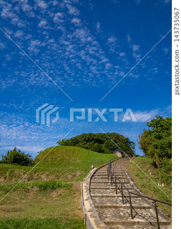 天武天皇和地頭皇后陵墓的台階,是世界遺產,直插藍天。 天武天皇和地頭皇后陵墓的台階,是世界遺產,直插藍天。 143735067