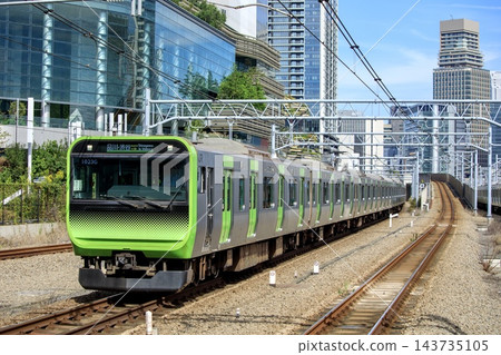 E235系列列車正在山手線高輪站附近運行。 E235系列列車正在山手線高輪站附近運行。 143735105