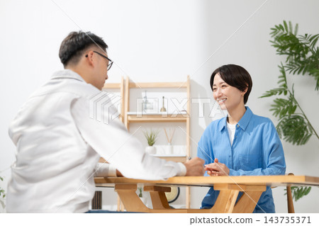 一位推銷員和一位年輕女子 一位推銷員和一位年輕女子 143735371