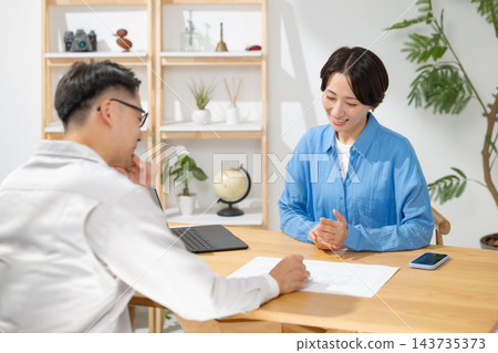 一位推銷員和一位年輕女子 一位推銷員和一位年輕女子 143735373