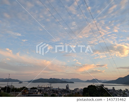 傍晚的天空佈滿了卷積雲,海面平靜,島嶼星羅棋布。 傍晚的天空佈滿了卷積雲,海面平靜,島嶼星羅棋布。 143735462