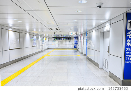 在這張無人值守車站的場景中,可以看到火車站內明亮的走廊,白色的牆壁和天花板,黃色的盲道,廁所標誌和出發資訊牌。 在這張無人值守車站的場景中,可以看到火車站內明亮的走廊,白色的牆壁和天花板,黃色的盲道,廁所標誌和出發資訊牌。 143735463