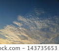 鱗片狀的雲彩和藍天染成夕陽 143735653