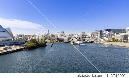從前往鹿兒島港櫻島渡輪碼頭的渡輪上眺望鹿兒島港和鹿兒島市。 143736001