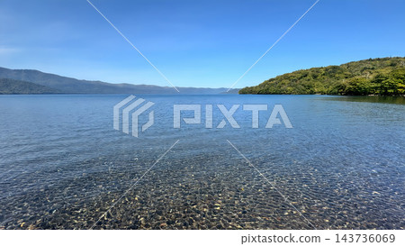 屈斜路湖的湖水清澈見底,一覽無餘,天空湛藍如洗。 屈斜路湖的湖水清澈見底,一覽無餘,天空湛藍如洗。 143736069